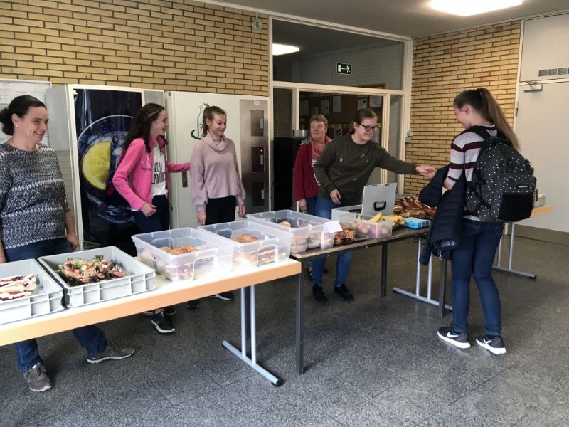 frisch lecker gesund 01Der Verein gesunde Ernährung e. V. mit dem Cafeteria-Team in Aktion