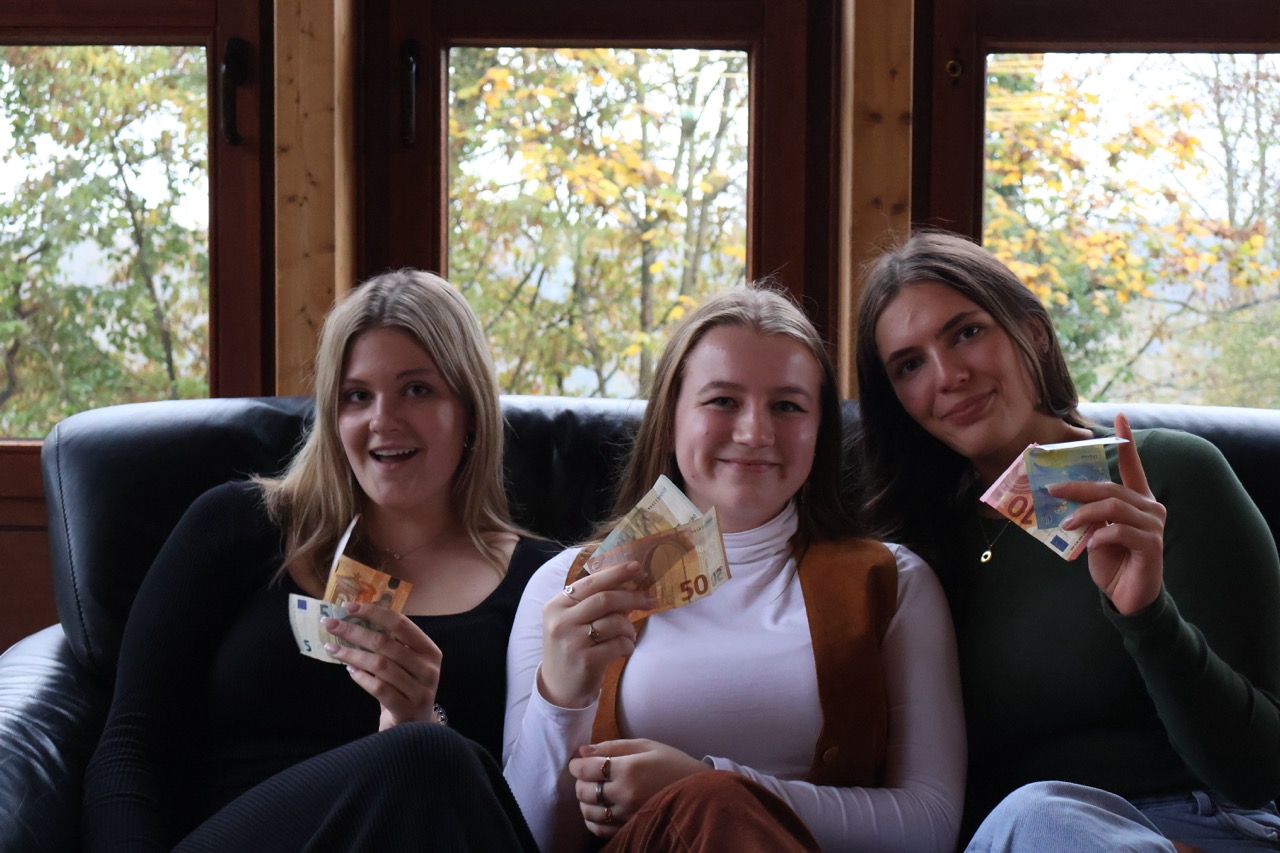 Groß AK Finanzen Emilia Toth13 Skyla Weikum13 Amelie Weiß 12